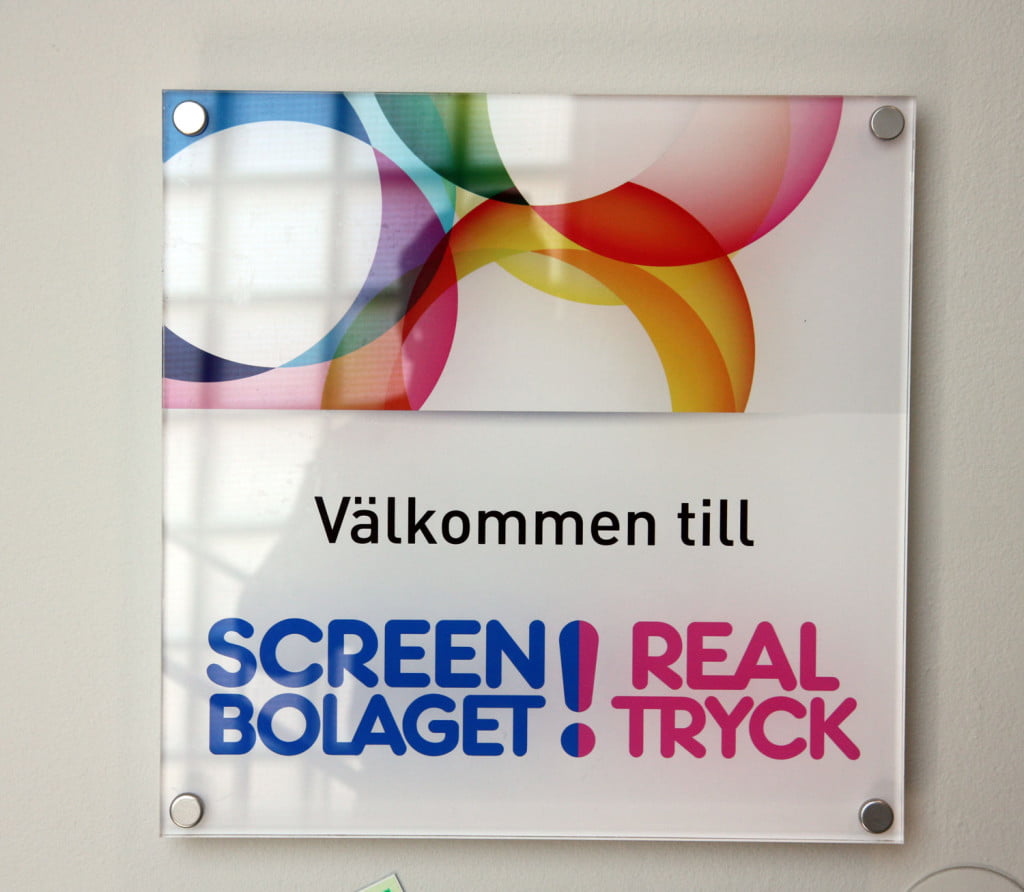 Skylt vid port